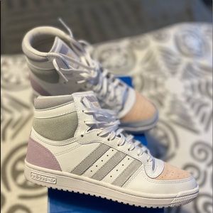 Excellent Condition Top Ten Adidas Women’s 8.5 runs big can fit a size 9/9.5